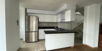 CODIGO: 782FR3426

Este impresionante apartamento dúplex en el barrio Santa Isabel cuenta con tres habitaciones, dos de ellas con closet, y la habitación principal con walking closets. Además, dispone de dos baños terminados, una amplia sala comedor con excelente iluminación natural, una cocina integral abierta de estilo americano, un patio de ropas, una terraza grande, parqueadero propio y un balcón super amplio. Su ubicación es privilegiada, cerca de vías principales como la carrera 30 y 27, el centro comercial Centro Mayor y estaciones del Transmilenio. ¡Una oportunidad única para vivir en un espacio cómodo, luminoso y bien ubicado!
