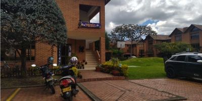 Venta de casa en Chía, cundinamarca ,con tres niveles Primer Nivel: Espacios sociales diseñados para la comodidad y entretenimiento. La cocina, amplia y elegante, cuenta con una isla funcional y con estilo. Cuarto de ropas y del servicio para practicidad diaria. Zona de barbacoas al aire libre para momentos inolvidables. Segundo Nivel: Tres acogedoras alcobas, la principal con baño lujoso y vestier. Las otras dos comparten un baño, ofreciendo practicidad y privacidad. Una distribución inteligente que fusiona diseño moderno con funcionalidad. Tercer Nivel:Un rincón especial para estudio, diseñado para inspirar creatividad y rendimiento académico. Una espectacular zona para compartir en familia con balcón y vista panorámica. Alcoba privada con su propio baño. Tres terrazas y parqueadero doble , en conjunto cerrado cuenta con salón social para reuniones , cancha de fútbol y baskebol , gym zonas verdes muy bonitas
