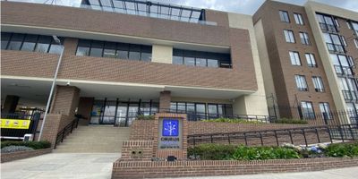 Venta apartamento segundo piso de sesenta y dos metros con vista externa, baños, tres habitaciones con clóset, baño en habitación principal, apartamento esquinero con excelente iluminación, zona de estudio, sala comedor y cocina integral con barra, zona de ropas, pisos laminados. El conjunto cuenta con zona bbq, parque para niños, salón de juegos niños, gimnasio de mascotas, cancha de futbol, gimnasio dotado, vigilancia privada, salones sociales. El apartamento cuenta con parqueadero propio cubierto. Ubicado en una zona de Funza muy cercana a la vía principal donde hay acceso a la vía Sibería - Cota y la vía calle trece. Que esperas para visitarlo!!
