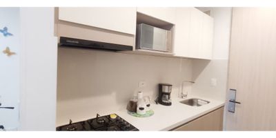 Código. 8244FR982 Venta de esplendido apartaestudio amoblado o sin amoblar en sector turistico reconocido, a una cuadra de la playa y consta de: Una habitación con ventanal grande y vista panorámica, sala comedor, baño, cocina equipada e integral y zona de labores.

El edificio tiene licencia de turismo, perfecto para vivir o rentas cortas, el conjunto cuenta con lavandería, parqueadero privado, tiene tres ascensores y en el ultimo piso se encuentran las amenidades: piscina para adulto, piscina para niños, gimnasio equipado, salon de juegos, salon de negocios, dos saunas, dos turcos, dos jacuzis y restaurante bar, con una vista panorámica para el mar y tambien para la Sierra Nevada de Santa Marta, un lugar increible para vivir y pasar un momento especial, contactame si crees que es para ti.
