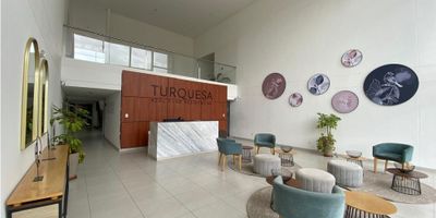 CODIGO: 8223FR982 VENTA APARTAMENTO LA PROSPERIDAD, Conjunto azul Turquesa, apartamento con parqueadero privado y deposito en el piso cuarto, alcoba principal con un walking closet y baño privado, alcoba auxiliar con closet, baño social, cocina con barra tipo americano, sala comerdor con chimenea, zona de lavado, muy lindos acabados, citofonia, puerta de seguridad, el conjunto cuenta con acceso por ascensor, dos ascensores por torre, cuenta actualmente con salon social, gimnasio, bicicletero, salon de juegos y juegos infantiles y zonas en construccion como lo son: Zonas húmedas (Piscina para niños, Piscina Semiolimpica, Sauna, Turco, Jacuzzis), Zonas infantiles (Parque infantil, Parque al aire libre, Salón de niños), Zonas sociales (Terraza BBQ, Zona de mascotas), Zonas Deportivas (Cancha de fútbol cinco).

Excelente ubicacion en madrid cundinamarca, cercano a zona comercial con parqueaderos, zonas deportivas, jardines, colegios y amplias vias de acceso.
