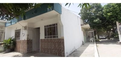 Código 8244FR853Venta de Casa Esquinera con Apartaestudio Independiente | Ideal para Inversionistas InmobiliariosSe ofrece en venta una casa esquinera de alta proyección, con base estructural lista para construcción en altura y espacios amplios perfectamente distribuidos, ideal para proyectos de inversión, renta o expansión familiar.Características principales:Tres habitaciones ampliasDos baños funcionalesDos cocinas independientesSala-comedorAlberca subterránea y tanque elevadoValor agregado: cuenta con un apartaestudio con entrada independiente, ideal para generar ingresos adicionales a través del arriendo o para uso privado.Ubicada en un sector altamente comercial, educativo y residencial, esta propiedad representa una oportunidad ideal para inversionistas interesados en desarrollar un proyecto de apartamentos en alquiler o un negocio de uso mixto.Puntos de referencia cercanos:Centro Comercial Buenavista, Terminal de Transporte, Parque del Agua, Universidad Sergio Arboleda, Universidad Antonio Nariño y Cooperativa de Colombia.Esta propiedad ofrece una excelente oportunidad de inversión con alto potencial de valorización, perfecta para quienes buscan ampliar su portafolio inmobiliario, iniciar un emprendimiento de renta o establecer una vivienda cómoda, central y rentable.Contáctame para recibir asesoría personalizada y conocer todo el potencial que ofrece esta propiedad única.