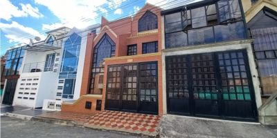 Código: 8989FR120  Excelente oportunidad de adquirir casa en uno de los sectores más cotizados de la ciudad de Tunja, con fácil acceso de transporte público; a pocas cuadras del Colegio de los Ángeles, Clínica Medilaser, la Universidad de Boyacá y Green Hills, consta de seis alcobas con closet, la habitación principal con vestier y baño privado, dos baños sociales, cocina integral, sala-comedor, sala de estar, amplio patio de ropa, balcón y garaje.

¡Lo mejor de todo... es negociable!!! Quieres obtener más información, contáctanos para ayudarte a elegir el espacio que buscas…
