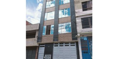 Código 9032FR269 . Se vende casa con siete apartamentos remodelados y local comercial o bodega en Ciudad Kennedy. Pisos en cerámica y acceso por escaleras.Primer piso: Bodega o local comercial.Segundo piso: Un apartamento de tres alcobas, baño, sala comedor, cocina integral y patio de ropas. Un apartamento de dos alcobas, baño, sala comedor, cocina integral y patio de ropas. 

Tercer piso: Un apartamento de tres alcobas, baño, sala comedor, cocina integral y patio de ropas. Un apartamento de dos alcobas, baño, sala comedor, cocina integral y patio de ropas. 

Cuarto piso: Un apartamento de tres alcobas, baño, sala comedor, cocina integral y patio de ropas. Un apartamento de dos alcobas, baño, sala comedor, cocina integral y patio de ropas. 

Quinto piso: Un apartamento de dos alcobas, baño, sala comedor, cocina integral y patio de ropas. Terraza.

Sexto piso: Zona BBQ.

Buena oferta de trasporte publico. Cerca a la avenida primero de mayo y la avenida Agoberto Mejia.

 
