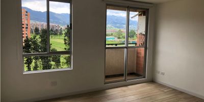 

 ¡¡Vendo apartamento esquinero  con excelente vista exterior, con todos sus acabados,  en Conjunto Carrara en la ciudad de Zipaquira, consta de tres habitaciones, cada una con sus respectivos closets , y puerta balcón en la alcoba principal, luminosa sala-comedor, con puerta  balcón en sala, cocina integral con barra estilo americano (movible) , zona de ropas, con tendedero, persianas enrrollables Solar Screen ,  calentador   y dos baños con divisiones plegables en vidrio y accesorios en acero inoxidable !!
 Su estratégica ubicación cerca de importantes avenidas te permitirá disfrutar de una vida tranquila y conectada, con cercania al centro de la ciudad.
 El conjunto ofrece amplias zonas comunes y una gran variedad de servicios en los que encontramos dos piscinas una para adultos y otra para niños  climatizada ,  gym, cancha multiple  2 zonas bbq, salon social , zonas infantiles, bicicletero 
 Si estás buscando un lugar para vivir con comodidad y estilo, este apartamento es la opción perfecta para ti !!. Vive en armonía con la naturaleza. 
 Actualmente el inmueble se encuentra rentando.


 

