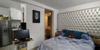 APARTAMENTO TIPO LOFT AMOBLADO EN VENTA UBICADO EN EL LISTON -  LOS MÁRTIRES 21 m2 Descubre la comodidad y elegancia en este encantador apartamento  alcoba con closet, 1 baño, con una distribución inteligente cocina abierta y zona de lavado. Ubicado en una zona privilegiada, este inmueble ofrece un ambiente acogedor y funcional para disfrutar en familia o con amigos. Sus espacios luminosos y bien aprovechados te invitan a relajarte y disfrutar de la vida urbana. La unidad cuenta con  parqueadero, zona infantil, cancha sintética, salón social, coworking, lavandería comunal  ¡Haz de este lugar tu nuevo hogar y vive la experiencia de la vida citadina en su máxima expresión!