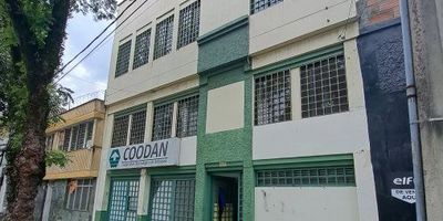 Vendo edificio de 3 pisos en Prado Centro, a cuadra y media de la estación del metro, cerca al Ces. 9.20 metros de frente, propio para entidad educativa, de salud o empresa. En primer piso tiene: 8 espacios, garaje, 5 baños, patio-Piso 2: tiene 8 espacios, piso en madera laminada, 3 baños- Piso 3:6 espacios, 2 baños, piso cerámica. Excelente iluminación, buen transporte público