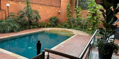  Se alquila Espectacular apartamento en el oeste de Cali!  ubicado en piso 9 de exclusivo edificio, vista panorámica de 360º sobre la ciudad,   àrea construida  de de 435 m2 EN UN NIVEL, un apartamento por piso,  remodelado en su totalidadcon bellos y finos acabados, pisos en madera zapán, porcelanato español en la cocina, baños corona flusher premium, griferías premium, luces con temporizador y dimerizables, puertas de seguridad en los 2 accesos al apartamento, aire acondicionado central, consta de 3 habitaciones con baño y vestier  cada una,   la principal con jacuzzi, amplia cocina  con isla, puertas de seguridad en los 2 accesos al apartamento, aire acondicionado central, sala de tv, baño social, sala, comedor independientes, estudio ( puede ser cuarta alcoba),  amplio balcón terraza, cuarto servicio con baño, 3 parqueaderos,  edificio con zona social completa. Es posible alquilarlo también con muebles para estrenar por valor adicional, y/o equipos de linea blanca.