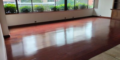 Apartamento en venta en unidad cerrada ubicada en un sector residencial, entorno tranquilo, de poco flujo vehicular, con fácil acceso a vías principales, rutas de transporte público, cerca a centros comerciales, supermercados, restaurantes y gran variedad de servicios complementarios de la zona. Cuenta con piso en madera, sala comedor, estudio, biblioteca, estar de tv, 3 alcobas con vestier y baño en la principal, baño social, cocina integral cerrada, alcoba y baño de servicio, cuarto útil, zona de ropas, balcón y parqueaderos lineales y paralelos . Conjunto cerrado con ascensor, vigilancia y portería 24 horas y circuito cerrado de tv. Inmuebles sujetos a verificación de disponibilidad
