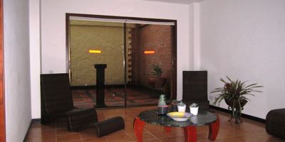 Casa en Arriendo en unidad cerrada en Alamos cerca a la avenida principal, supermercados de cadena, parque principal, centros comerciales, universidades, rutas de transporte publico y servicios complementarios, cuenta con amplios espacios de tres niveles, con iluminación y ventilación natural, con salacomedor, pisos en ceramica, estudio, cuatro habitaciones, tres baños, mas habitacion de servicio con baño, balcón, cocina integral mesón en mármol, zona de ropas. La unidad cuenta con salón comunal, parques infantiles, tres parqueaderos cubiertos. Vigilancia y porteria las 24 Horas. Inmuebles sujetos a verificación de disponibilidad. Arriendo Alamos Pereira