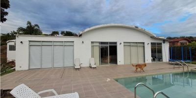 ¡Vive el lujo y la tranquilidad en esta hermosa Casa Campestre ubicada en el exclusivo sector de Pereira, Risaralda! Con una extensión total de 1800 M2, de los cuales 350 M2 están destinados para su construcción y 1800 M2 para su disfrute privado. Su diseño moderno y cuidados detalles te brindarán una experiencia única en el corazón de la naturaleza.

Disfruta de amplias y cómodas habitaciones, 4 en total, cada una con su propio baño para mayor comodidad. La habitación principal también cuenta con un elegante baño interno, perfecto para relajarte después de un día agitado. Además, tendrás acceso a una biblioteca/estudio ideal para trabajar o estudiar desde la tranquilidad de tu hogar. Los closets están disponibles en cada habitación para mantener tus pertenencias organizadas y en orden.

La cocina está completamente equipada con modernos electrodomésticos y amplias encimeras para facilitar la preparación de tus comidas favoritas. El sistema de doble ventana te permitirá mantener la temperatura perfecta en el interior de la casa, mientras disfrutas de las vistas panorámicas desde cualquier habitación. Y si buscas un momento de relajación, nada mejor que el jacuzzi privado para desconectar de la rutina.

El acceso pavimentado y 3 amplios garajes te darán la comodidad que necesitas en tu día a día. Además, podrás disfrutar de una hermosa piscina para refrescarte en los días calurosos y una portería/recepción para mantenerte seguro en todo momento. La casa también cuenta con una terraza para disfrutar de las vistas al aire libre, mientras que el transporte público cercano te permitirá mantener un fácil acceso a la ciudad.

Ubicada en una zona campestre, esta Casa Campestre te ofrece un estilo de vida tranquilo y rodeado de naturaleza. Aprovecha esta increíble oportunidad de adquirir un inmueble con todo lo que necesitas para vivir cómodamente. ¡Contáctanos ahora para programar una visita a tu nuevo hogar en Pereira, Risaralda!
