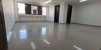 Arriendo cómoda e iluminada oficina en le centro de la ciudad, área 43 mt2, costa de un salón con baño, luz led. El edificio consta de ascensor y vigilancia 24 hrs. Excelente ubicación. 