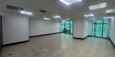 Codigo 27180. ? Características del Inmueble:• Área de 75 m²• 1 Espacio principal adaptable como oficina o sala de juntas• 1 Baño privado• Cocina cerrada (mesón en acero inoxidable)• Parqueadero sencillo• Servicios públicos conectados? Descripción:Ubicada en el corazón empresarial de Medellín, esta oficina en la prestigiosa zona de Milla de Oro es ideal para empresas, profesionales independientes o emprendimientos que buscan proyectar una imagen corporativa sólida. Cuenta con espacios funcionales, iluminación natural y ubicación privilegiada dentro del Edificio Banco de Occidente.? Entorno y Ubicación:Ubicada sobre la Avenida El Poblado, una de las zonas más exclusivas y estratégicas de Medellín:• Frente a centros comerciales como Santa Fe y Oviedo• Cerca de bancos, notarías, restaurantes y hoteles• Excelente acceso a transporte público y vías principales? Zonas Comunes:• Portería con seguridad 24/7• Lobby moderno para recepción de visitantes• Parqueadero de visitantes• 2 ascensores por torre? Nota:Espacio versátil en edificio corporativo con excelente mantenimiento. Ideal para firmas de abogados, agencias de marketing, consultoras, startups tecnológicas o profesionales que buscan proyección en un entorno corporativo de alto nivel.