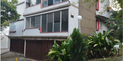 Cordial saludo, usted ha solicitado información del siguiente inmueble, estaré atento a sus comentarios. Cód 8232100

- Área 300 M2
- 10 Alcobas con 14 camas (Hab 101 Cama 120 cm; Hab 102 2 camas de 100 y 120 cm, sofacama 120 cm opcional, Hab 201, 202, 203 cama 160 y nicho 100 cm, Hab 204 Cama 100 cm, Hab 401, 402 y 403 cama 160 cm), cada habitación con cerradura de llave


- 8 Baños completos con ducha de agua caliente papel higiénico, jabones y toallas, 1 baño sin agua caliente.

- En cada habitación escritorios de trabajo con silla de rodachines

- Servicio de dos (4) cocinas y comedor dotado con todo lo necesario nevera, horno microondas, cafetera, licuadora (opcional), tostadora(opcional), platos y utensilios, ollas, sartenes, café, mesas y sillas


- Habitaciones completas con lencería, escritorio y silla de descanso


- Internet WiFi

- Coworkin puestos de trabajo con todo lo necesario ( espacio de labores, sillas con rodachines, sillas de descanso, sala de lectura, baño, comedor, cocina completa, mesa de trabajos manuales, sonido de fondo, mesa de pingpong, etc. )


- TV en cada piso

- Libros para lecturas

- Seguridad: Detector de humo, extintor de incendio, botiquín y cámaras

- Productos de limpieza y jabones básicos

- Espacio con mesa de pingpong con BBQ

- Servicio de Limpieza (Opcional)

- Alimentación (Opcional)

- Servicio de lavadora y secadora (opcional)

- Plancha y mesa de planchar (opcional)

- 3 Garajes 4 x 3 metros (opcional) y espacio para 6 vehículos afuera de la edificación

- Seguro de Salud (opcional)

- Barrio San Fernando zona Tranquila y residencial más apetecida de la ciudad: Cercano a centro de Cali, Estadio, Cluster de la salud, deporte, turismo y gastronomía, a dos cuadras mas de 40 restaurantes, grandes superficies, bancos, droguerías, parques, etc.

- Es “Coliving” o sea que es una vivienda compartida por meses

- Registro Nacional de Turismo - RNT 162684

Edificio cercano a Cluster del deporte, tre