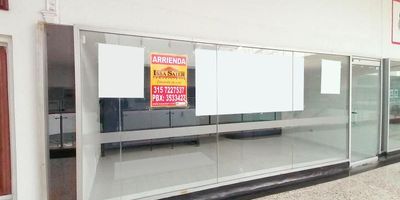 +Admon $388.000 ¡Solicita ya una visita a esta oficina dúplex con nosotros y observa todo lo que tiene para ti! Se encuentra ubicada en el barrio El Prado de la ciudad de Barranquilla, cuenta con un área de 162 metros cuadrados, posee mobiliario de oficina, divisiones, 2 baños, aire acondicionado central y área de labores. El edificio cuenta con acceso a 2 parqueaderos y vista a la vía pública. Se escucha ofertas. ¡Pregúntanos por este inmueble y te acompañamos a visitarlo!