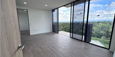 Se vende hermoso apartamento de 79,84 m² con una distribución pensada para tu comodidad y estilo de vida. Este apartamento cuenta con 2 amplias alcobas, cada una con su propio baño privado y closet, garantizando privacidad y confort para cada miembro de la familia. Además, dispone de 1 baño social para tus visitas.
La sala es espaciosa y luminosa, el balcón ofrece una vista maravillosa y un ambiente perfecto para relajarte o disfrutar del aire fresco. La cocina integral, con acabados de alta calidad.
Este apartamento es perfecto para familias pequeñas que buscan un espacio moderno, práctico y bien ubicado. ¡Contáctanos ahora y conoce tu próximo hogar!
