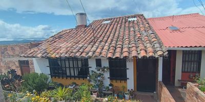 Atos Inmobiliaria ofrece en venta una acogedora casa ubicada en el barrio San Rafael. La propiedad cuenta con tres niveles distribuidos de manera funcional: en el primer nivel encontrarás una cocina amplia con patio de ropas; en el segundo nivel se ubican un estudio, un baño y una cómoda sala-comedor; y en el tercer nivel se encuentran dos habitaciones y una sala de estar, ideal para el descanso o el entretenimiento familiar. Es una excelente opción para quienes buscan comodidad y buena distribución en un sector tranquilo y residencial. ¡Contáctanos y agenda tu cita para conocerla!