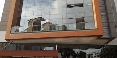 OFICINA EN RENTA  CENTRO DE NEGOCIOS LOS ALPES. Excelente oportunidad de ubicar tu empresa en uno de los sectores más exclusivos de la ciudad con todo el confort que tú y tus clientes merecen. Características Modernos y elegantes acabados, doble ascensor de última tecnología, vigilancia privada y monitoreo 24 horas. Ambiente profesional y seguro. Ideal para oficinas administrativas, consultorios o empresas que buscan proyección y comodidad en un espacio de alto nivel. Solicita más información o agenda tu visita hoy mismo.