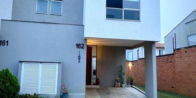 Venta Hermosa Casa Condominio Ciudad Country Jamundí 

Area de 118m² de espacio ideal para tu familia, consta 3 habitaciones, 3 baños, Cocina integral, Zona de aseo, Hermoso jardín para disfrutar momentos al aire libre, Parqueadero privado

Ubicada en una unidad residencial con, Piscina & Sauna, Gimnasio, Salón social, Juegos para niños.

Zona rodeada de naturaleza, centros comerciales y restaurantes.