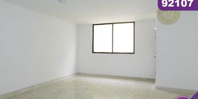 Apartamento en venta/arriendo en la ciudad de Barranquilla ubicado en el barrio Riomar, en un edificio con vigilancia y zonas sociales de entretenimiento, el edificio cuenta con 4 pisos y el apartamento se encuentra ubicado en el piso 3, con un área aproximada de 141.77 mt2 , distribuidos en 3 habitaciones, 2 baños más baño social, la habitación principal cuenta con baño interno, un estudio, sala-comedor, cocina integral, zona de labores y 1 parqueadero asignado, lado sombra, buena distribución en sus áreas con buenos y modernos acabados, es fresco y acogedor, su entorno es tranquilo, residencial con cómodas vías de acceso y facilidad al transporte publico cercano, sobre el sector puede encontrar, centro comercial plaza del parque y el hotel hotel dann carlton.