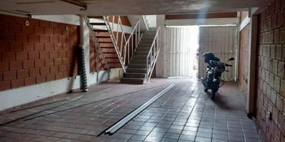 Bodega ubicada en sector central de la ciudad, cerca de la Plaza Minorista el cual tiene buena proyección a futuro, tiene 3 niveles, 2 pisos en losa y un mezzanine, una capacidad eléctrica de 30 kva, frente con vista comercial, tiene puerta mediana, piso en baldosa, altura libre en primer nivel de 4 mts, cercana a estación del Metro y con buenas rutas de buses hacia diferentes zonas de la ciudad, parqueadero en la parte exterior para 4 vehículos aproximadamente. Paga un predial de $1.700.000 anual y su avaluó es de $970.000.000.