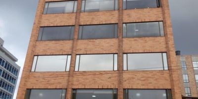 Excelente  oficina exterior, ubicada en el estratégico sector de El Lago. Cuenta con parqueadero independiente y excelente conectividad, a pocos pasos de la estación de Transmilenio Héroes y con acceso directo por la Carrera 15 y la Autopista Norte. Ideal para empresas que buscan visibilidad, comodidad y fácil acceso. Cod: 4293