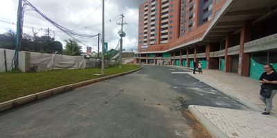 Se arrienda local en Rionegro, Se arrienda local comercial de 45m para estrenar en reconocido mall comercial de Rionegro. Ubicado en una de las zonas con mayor crecimiento del oriente antioqueno, este espacio es ideal para emprendimientos, marcas en expansion o franquicias. ubicado en sitio estrategico, amplios parqueaderos para carros y motos, banos publicos, acceso para personas con movilidad reducida, para mas informacion comunicate con nosotros con gusto le atenderemos.