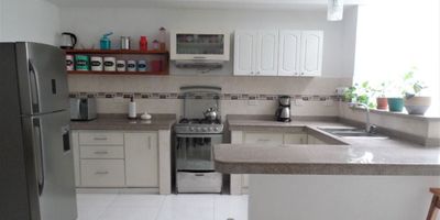 Excelente casa en venta ubicada en el norte de Cali, barrio Vipasa, esta propiedad cuenta con una amplia área de lote de 264 metros cuadrados, perfecta para aquellos que buscan amplio espacio.  La casa principal consta de antejardín, parqueadero privado para un auto, amplio salón comedor, con zona de estudio y / o tv., cocina abierta integral, barra estilo americano, perfecta para disfrutar de una comida rápida o una cena casual con amigos y familiares, 2 alcobas, la principal con baño privado, baño externo para la otra alcoba, baño social, amplio patio posterior ornamental con estadero, zona de lavandería. esta propiedad ha sido reformada, por lo que encontrarás acabados y estructuras nuevas y modernas en todo el lugar. tiene construida una plancha en concreto de 161 m2, donde se pueden construir fácilmente 2 espaciosos apartamentos para generar excelente rentabilidad. Cerca de centros comerciales, parques y con fácil acceso a transporte