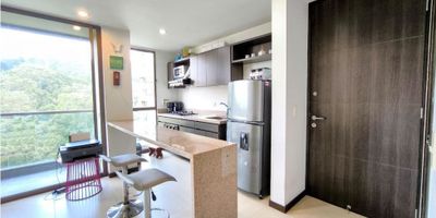 Vive en uno de los sectores más exclusivos del Poblado, en un apartamento iluminado, fresco y con una distribución funcional que conecta cada espacio con comodidad y estilo. Ubicado en la parte alta del Poblado, estarás cerca de todo: colegios, bancos, restaurantes, supermercados, iglesias y excelentes rutas de transporte.

Cuenta con 2 alcobas, 2 baños y una cocina abierta que se integra perfectamente con la zona social y el balcón, ideal para disfrutar de la vista y la tranquilidad. Incluye 2 parqueaderos independientes.

La unidad ofrece portería 24 horas, salón social, piscina, cancha múltiple y de squash, baño turco, juegos infantiles y gimnasio: todo lo que necesitas para vivir con confort y bienestar.

¿Es lo que estás buscando? Agenda tu cita y conócelo hoy mismo.