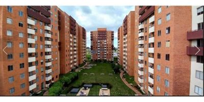 
 ¡¡Arriendo apartamento,primer piso  con todos sus acabados  , excelente vista interior en conjunto Carrara en la ciudad de Zipaquira  , consta de tres habitaciones, cada una con sus respectivos closets , luminosa sala-comedor, con balcon extenso , cocina integral  , zona de ropas, con puerta plegable, tendedero y lavadero con mueble inferior,  persianas enrrollables calentador ,  y dos baños con divisiones en vidrio y muebles inferiores con todos sus  accesorios !!
 Su estratégica ubicación cerca de importantes avenidas te permitirá disfrutar de una vida tranquila y conectada, con cercania al centro de la ciudad.
 El conjunto ofrece amplias zonas comunes y una gran variedad de servicios en los que encontramos dos piscinas una para adultos y otra para niños  climatizada ,  gym, cancha multiple  2 zonas bbq, salon social , zonas infantiles, bicicletero 
 Cuenta con parqueadero cubierto 
 
 Si estás buscando un lugar para vivir con comodidad y estilo, este apartamento es la opción perfecta para ti !!. Vive en armonía con la naturaleza. 
 


Requisitos:

Si el interesado no está reportado en Data Crédito 
??El estudio es gratuito
??El único documento requerido es la cedula
??No se requiere codeudor
