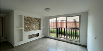 Venta Apartamento  con excelentes acabados , gran espacio y excelente iluminacion, ubicado en el conjunto Salinas Campestre primer piso 

 

Consta de:


 3 alcobas amplias ( cada una con closets)
 Baño en alcoba principal y baño social con divisiones en vidrio 
 Calentador 
 Sala-comedor luminosa 
 Chimenea 
 Estudio 
 Cocina  integral
 Cuarto  de ropas 
 Balcon


Zonas Comunes:


 Salón Social
 Parque Infantil
 Cancha Multiple
 Parqueadero de Visitantes 
 Gimansio 
 Zona bbq
 Piscina 


No se requiere codeudor con Finca Raiz

Requisitos:

Si el interesado no está reportado en Data Crédito 
??El estudio es gratuito
??El único documento requerido es la cedula
??No se requiere codeudor
