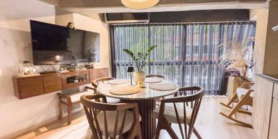 Apartaestudio tipó Loft  moderno en venta y alquiler ideal para Airbnb, Proyecta el Futuro y cuenta con un espacio ideal para generar rentabilidad con buenos acabados, y con parqueadero propio. Ubicación privilegiada en el sector de Juanambú. Cuenta con un área de 42 M2 y una versatilidad en su distribución de los espacios, sala, cocina integral, mesa de trabajo, amplia habitación y baño completo, zona de lavandería. Las zonas sociales se integran desde los espacios comunes para trabajar como el de compartir entre amigos y familia en la zona de entretenimiento, cuenta con salas de reunión y espacio coworking, Gimnasio TRX, Terraza abierta con jacuzzi,Bar, Zona BBQ, Cinema, Game room, Estación de cocina y espacio para Yoga. Cerca de Centro Comercial Centenario, Clínica Sebastián de Belalcázar, sector gastronómico de la Ciudad, a pocos minutos de Boulevar del Río y Plazoleta Jairo Varela, excelentes vías de acceso como Avenida 5ta Norte y buen transporte público.
Los Workspots privados te permiten tener tu oficina en el mismo edificio, generando menos huella de carbono en desplazamientos. Para consumir menos energía las estufas son de inducción
eléctrica. Y además las fachadas con cortasoles, ayudan a reducir el uso de aire acondicionado.

Al estar a pie de montaña y muy cerca de la avenida del rio y la Av. Circunvalar tienes una ubicación ideal para moverte de lado a lado por la ciudad. Así mismo, es un punto central para varios sitios turísticos, empresariales y de ocio. Al ser un punto central en la ciudad, el proyecto también abre la posibilidad de ofrecer tu espacio a turistas. Y al tener cerraduras inteligentes, puedes manejar el acceso de manera más eficiente, incluso si estás fuera de la ciudad. Contamos con un sistema de recirculación de aguas lluvias y punto de carga para vehículos eléctricos.