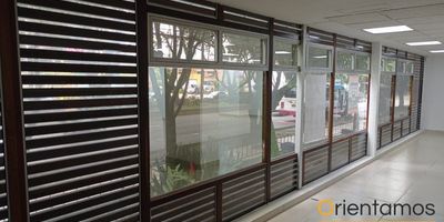 Local en arriendo Medellin  de 60 m², ubicada en una reconocida torre médica de Envigado, ideal para consultorios especializados, profesionales de la salud o empresas que buscan un ambiente tranquilo, seguro y altamente profesional. El espacio cuenta con una excelente distribución que permite adaptar fácilmente diferentes áreas de trabajo, así como ventanales que brindan magnífica iluminación natural durante todo el día. Su ubicación dentro de la torre garantiza fácil acceso para pacientes y visitantes, además de una atmósfera corporativa que favorece el confort y la eficiencia.