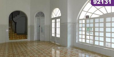 Casa local dúplex en arriendo o venta, en la ciudad de Barranquilla ubicado en el barrio el prado, con un área lote aproximada de 1.000 mt2 y un área construida aproximada de 800 mt2, distribuidos de la siguiente manera: 16 salones, 9 baños, 7 espacios de parqueadero. Buena distribución en sus áreas, es fresco y acogedor, su entorno es tranquilo, residencial y comercial con cómodas vías de acceso y facilidad al transporte publico cercano, sobre el sector puede encontrar parques, universidad simón bolívar y muy cerca a la oficina de gases del caribe.