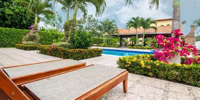 VENTA espectacular casa campestre, SECTOR Paso de la Torre, ROZO. Callejón Los Cueros. Lote de 2.048m². Parqueadero para 12 carros, 2 cubiertos. portón eléctrico. full cámaras de seguridad. Casa principal con 4 habitaciones, estudio, 3 baños, sala, comedor, cocina integral moderna, calentador, sistema Alexa, aires acondicionados, persianas eléctricas, piscina de agua salada, sauna, kiosko con BBQ y 3 habitaciones adicionales para huéspedes. Baño social. Panales solares. Casa mayordomo con 2 habitaciones, baño, sala, comedor y cocina. Zonas verdes, árboles frutales, sistema de riego, cerca eléctrica y cámaras de seguridad. A 7 minutos del aeropuerto de Palmira. libre de todo gravamen, lista para entrega. Precio: $2.150.000.000 negociables.