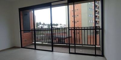 Se arrienda apartamento de 85 m2 está ubicado en el sector de Barro Blanco, en la ciudad de Rionegro, Antioquia. , es una opción moderna, perfecta para quienes buscan comodidad y estilo. Cuenta con 3 habitaciones espaciosas, ideales para familias o personas que necesitan espacio adicional.  una hermosa vista ,  2 baños completos, 2 closet, 1 Vestier y un estudio lo que facilita la rutina diaria, y un parqueadero propio para tu vehículo, brindándote mayor comodidad y seguridad. El apartamento se encuentra en un estrato 5, lo que refleja una buena calidad de vida y servicios en la zona. Además, cuenta con un espacio útil adicional que puede adaptarse a tus necesidades, como una sala de estar o un área de trabajo. 