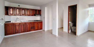 Este cómodo apartamento ofrece amplios y bien distribuidos espacios, incluyendo una luminosa sala-comedor, zona de ropas, baño social, cocina semi-integral y un espacio destinado para el estacionamiento de vehículo. Su ubicación estratégica lo pone a pocos minutos de supermercados, centros comerciales, hospitales y otros lugares de interés, lo que lo convierte en una excelente opción para quienes buscan comodidad y cercanía a todo lo necesario. Además, cuenta con buenas vías de acceso y rutas de transporte público en las cercanías, facilitando la movilidad.