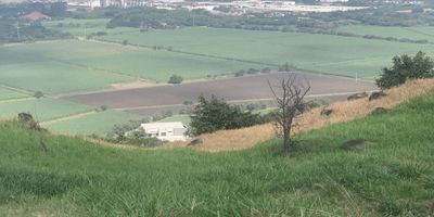 Parcelación Campestre Laguna Seca se encuentra ubicada sobre la antigua vía a Yumbo, a 5 minutos del norte de Cali, después de la entrada a Dapa. Lote Campestre de 3.196 m2  con espectacular vista al Valle, cuenta con: Vías pavimentadas e iluminadas, servicios de energía y acueducto con Emcali, gas natural con Gases de Occidente, banda ancha. Cableado y tubería subterránea. Portería privada blindada y personal de seguridad altamente calificada.
Además de la exclusividad y el confort en Laguna Seca se disfruta del clima de los vientos que provienen del pacífico, de la tranquilidad y la seguridad que usted siempre anheló para su hogar. 
La opción perfecta para quienes trabajan en el norte y quieren construir su casa campestre en un sector exclusivo y de alta valorización. 
Muchas familias ya están construyendo la casa de sus sueños!!