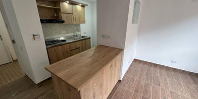 Se vende Apartamento Caldas Primavera, 50 m2 aproximadamente, para estrenar, 3 alcobas con closet, sala comedor, cocina integral, zona de ropas, red de gas, calentador de paso, piso en ceramica, 2 baños cabinados, unidad cerrada con portería 24 horas, 2 ascensores por torre, shut de basuras, cancha múltiple, cancha sintética, juegos infantiles, piscina climatizada, turco, sauna, gimnasio dotado, salón de juegos, salón social y parqueadero de visitantes, buen transporte público, supermercados cercanos.