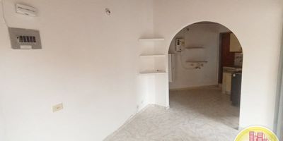 Código: 7788. 3° Piso en edificación de 3 pisos. Acceso al inmueble: Directo a la vía y escalas. Alcobas con puertas, baño cabinado en acrílico y calentador eléctrico. CONTRATO 1 AÑO Y SIN MASCOTAS