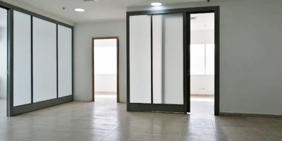 Oficina en venta en edificio empresarial, ubicado en vía principal, con fácil acceso a rutas de transporte público, cerca a centros comerciales, restaurantes, hoteles, almacenes de cadena y gran variedad de servicios complementarios del sector. Cuenta con piso en porcelanato, 4 espacios, baño privado, cocineta, cableado de red, techo cielo raso, aire acondicionado central, divisiones en Drywall y parqueaderos cubiertos. El edificio cuenta con ascensor, baños comunales, auditorio, bahía de parqueo, parking visitantes con costo, planta eléctrica, vigilancia y portería 24 horas, citofonia y circuito cerrado de tv. Inmuebles sujetos a verificación de disponibilidad
