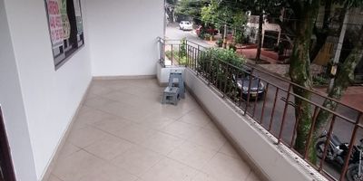 Se alquila hermosa casa en Belén Miravalle, con buenas vías de acceso y transporte.
El inmueble cuenta con sala comedor, 3 alcobas, 3 closet, cocina integral con red de gas, patio, 2 baños cabinados y balcón. Área 130mts2