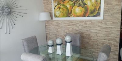 Apartamento ubicado sobre vía principal, cerca a tiendas, supermercado, fácil acceso a servicio público, el apartamento cuenta con vista panorámica al exterior, 3 alcobas con clóset, sala - comedor, baño con ducha de agua caliente, cocina semiintegral, área de ropas, citófono virtual.
