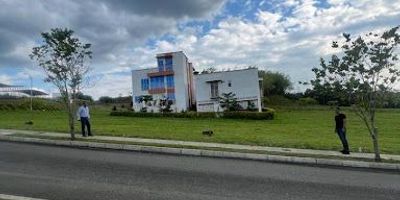  ¡Tu lugar soñado te espera! Venta de Lote Vía Viterbo Imagina vivir en un lugar donde cada día puedes elegir cómo consentirte Relajarte en un spa Disfrutar de un partido en canchas deportivas Caminar por senderos ecológicos Compartir en un restaurante acogedor Disfrutar de funciones en el teatro Pasarla bien en la sala de juegosTodo esto a solo 5 minutos de Viterbo y 15 minutos de La Virginia, en un entorno donde respiras naturaleza y lujo accesible. Ubicación privilegiada y clima inmejorableInvierte en calidad de vida, invierte en un espacio para vivir a tu ritmo. Contáctanos y agenda tu visita.