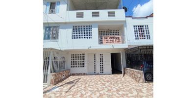 SE VENDE CASA DE TRES NIVELES CON LAS SIGUIENTES CARACTERISTICAS:

primer piso: Sala comedor amplia, garaje para un vehiculo, cocina integral, sata tv, 1 alcoba con closet , baño auxiliar, buena iluminacion, calentador.

segundo piso: 3 alcobas con closet, alcoba principal con baño, baño auxiliar, sala tv, balcon

tercer piso: terraza, alcoba con closet, baño auxiliar, zona de oficios.

A 5 min de CC Llanogrande, Clínica de Alta Complejidad Santa Bárbara, comercios, restaurantes y locales del sector El Prado, polideportivo de Santa Ana y vía principal Carrera 31 salida a Cali. 
