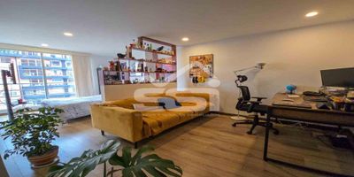 Codigo 18715. Se vende acogedor apartamento en el Edificio IWOKA P.H., con un área de 40.67 m², ubicado en zona residencial de estrato 4. El inmueble, construido en 2013, ofrece una excelente vista a la ciudad y cuenta con una distribución funcional que incluye sala-comedor, una habitación con clóset, dos baños, un balcón pequeño con acceso desde la habitación, piso laminado y cocina integral con barra estilo americana. El apartamento incluye parqueadero independiente cubierto.El edificio ofrece excelentes zonas comunes como salón comunal, terraza BBQ y gimnasio, ideales para el disfrute y comodidad de sus residentes. Una excelente oportunidad de inversión o vivienda propia en un entorno urbano y moderno. 