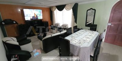 Atos Inmobiliaria vende un hermoso apartamento ubicado en el centro de la ciudad, una zona estratégica con alta valorización y excelente acceso a transporte, comercio y servicios. El inmueble cuenta con tres amplias habitaciones, sala-comedor con muy buena iluminación, cocina semiintegral, zona de ropas, dos baños, dos balcones con vista agradable y parqueadero propio. Su cercanía a la Plaza de Bolívar lo convierte en una excelente opción tanto para vivir como para invertir, ya que está rodeado de centros comerciales, restaurantes, entidades financieras y zonas culturales. No dejes pasar esta oportunidad. Contáctanos y agenda tu cita hoy mismo.
