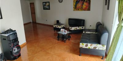 ¡Casa en Venta cerca de Kennedy, Manizales! ?

Amplia y funcional, esta casa es perfecta para familias que buscan comodidad y buena ubicación en una zona residencial tradicional. Con espacios generosos y una excelente distribución, te ofrece todo lo que necesitas para vivir tranquilo.

?️ Espacios para todos: Cuenta con sala, comedor, cocina integral, zona de lavandería, 5 habitaciones y un baño. Además, tiene una terraza ubicada en un nivel superior, ideal para disfrutar del aire libre o adaptar según tus necesidades.

? Tu hogar con mascota: La propiedad admite mascotas, así que tu familia puede estar completa.

?Ubicación práctica: Muy cerca de la iglesia, zonas comerciales, colegios, universidades y con excelente acceso al transporte público. El entorno es tranquilo, con vías pavimentadas y todos los servicios.

¡No dejes pasar esta oportunidad de vivir en una casa cómoda y bien ubicada cerca de Kennedy! Agenda tu visita hoy. ?


 
