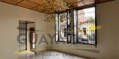 Casa de 3 habitaciones, 1 baño, cocina semi integral, sala, comedor, 2 patios, zona de ropas, primer piso en el barrio Buenos Aires