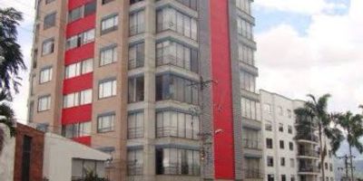 Venta de Apartamento en Exclusivo Sector de Pereira Vive con comodidad, excelente ubicación y una hermosa vista hacia el occidente de la ciudad. Características 2 parqueaderos, sala y habitación principal con aire acondicionado. Cerca de parque, iglesia, gimnasio y supermercados. Un espacio ideal para quienes buscan calidad de vida, comodidad y todo al alcance de su mano. Contáctanos para más información y agenda tu visita.